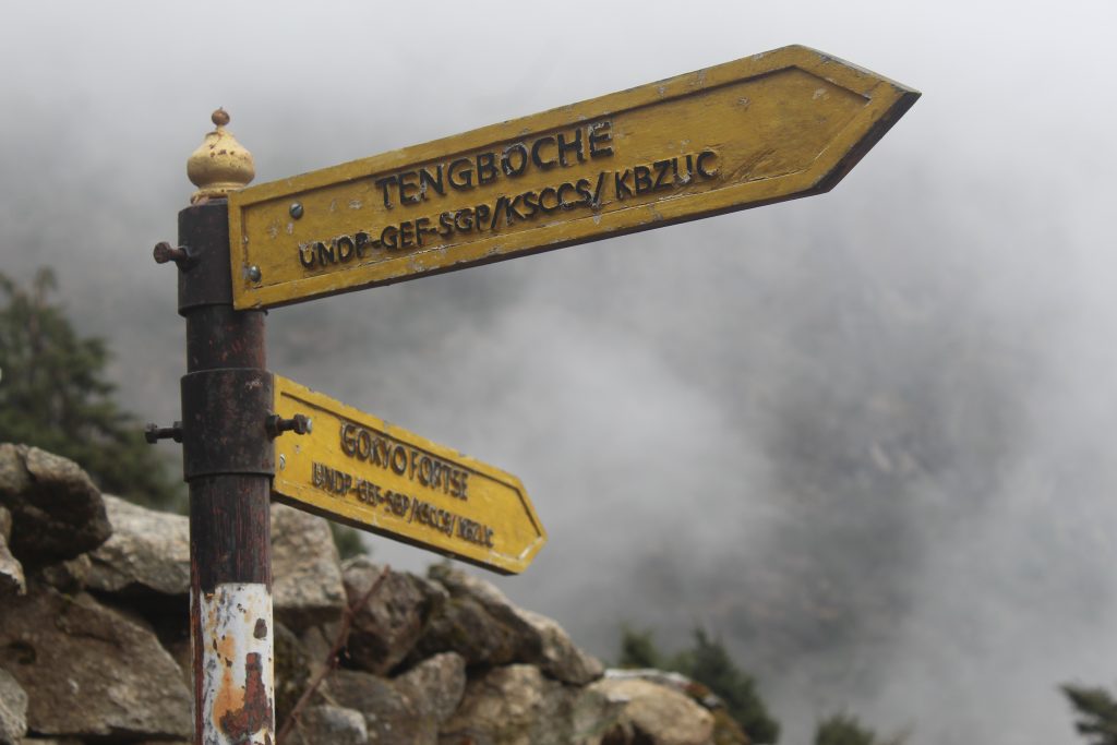 sign showing the way to tengboche